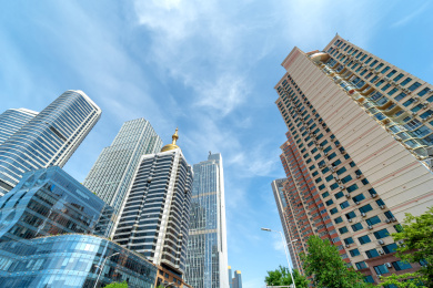 低角度拍摄的现代摩天大楼