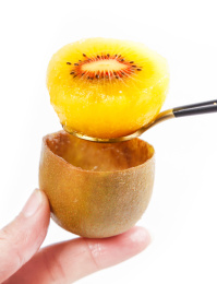 勺子上放着红心猕猴桃果肉