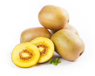 白底上放着一堆红心猕猴桃和猕猴桃果肉