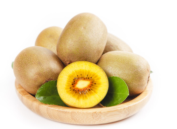 白底上放着一盘红心猕猴桃和猕猴桃果肉