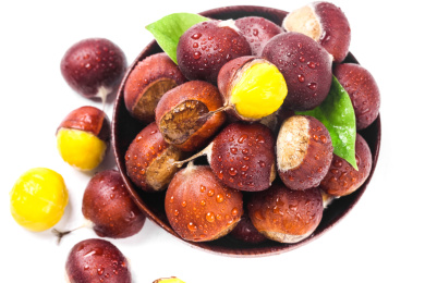 白底上放着一盘新鲜板栗