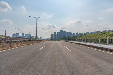 宽阔的城市公路地平线远景