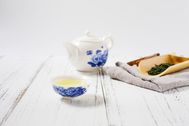 放在木桌上的一杯日本京都宇治玉露茶和茶叶