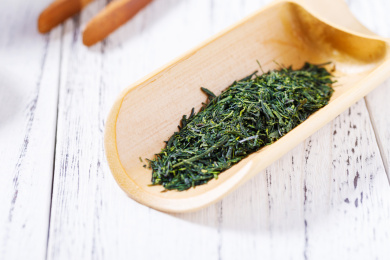 放在木桌上的日本京都宇治玉露茶叶特写