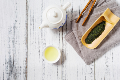 放在木桌上的一杯日本京都宇治玉露茶和茶叶