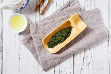 放在木桌上的一杯日本京都宇治玉露茶和茶叶