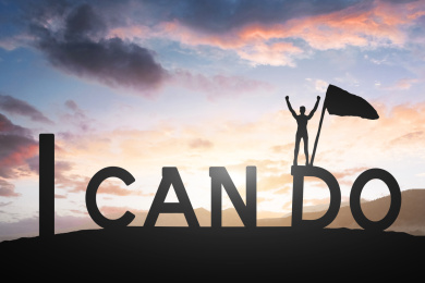 商务人士山顶成功的欢呼