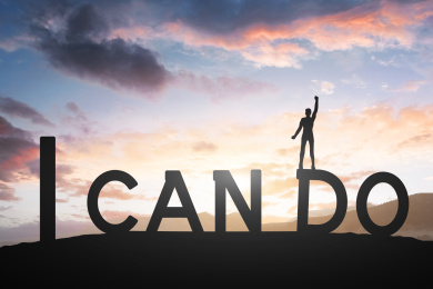 商务人士山顶成功的欢呼