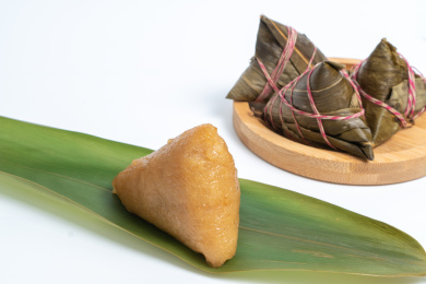 放在白色背景上的粽子特写