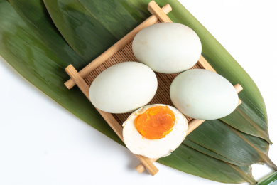 放在白色背景上的端午咸鸭蛋