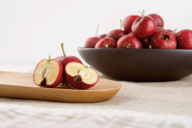 白色背景黑盘子装满山红山楂切开水果