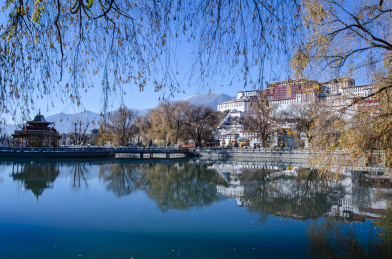 中国西藏拉萨布达拉宫广场公园湖泊
