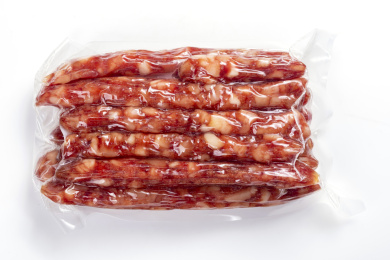 一袋真空包装腊肠特写