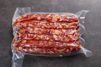 一袋真空包装腊肠特写