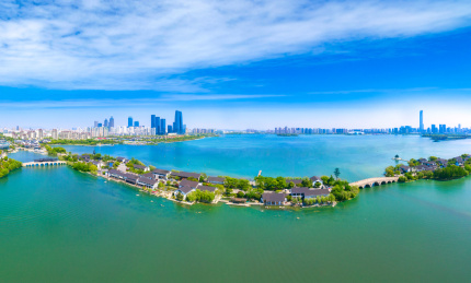 中国江苏省苏州市金鸡湖景区李公堤航拍风光