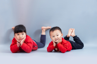 两岁的小朋友在玩耍