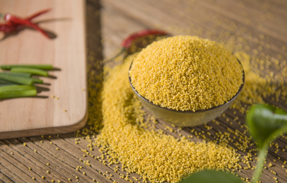 散落在案板上碗边的五谷杂粮小米