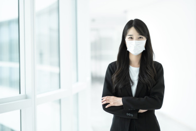 一位戴口罩的商务人士