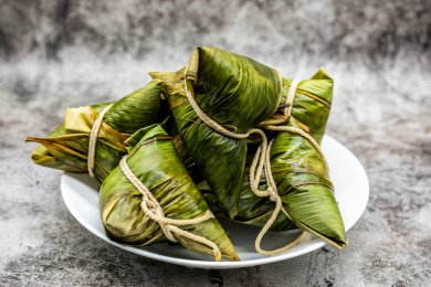 黑色大理石背景上的一盘粽子