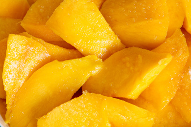 一份的切好加白糖的芒果