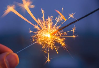 燃放的手持烟花 特写