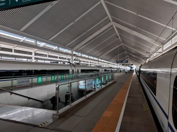 曲阜东站站台 中国