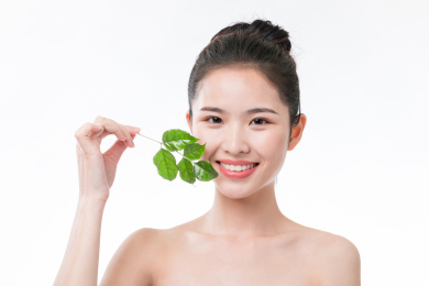 年轻女性护肤脸部特写
