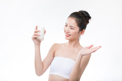 女生手拿一杯牛奶