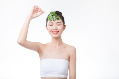 闭着眼睛微笑的女生
