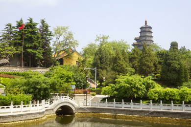 青岛湛山寺 放生池及药师塔