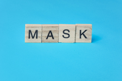 蓝色背景口罩字母展现