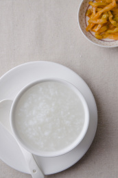 麻布桌上的早餐白粥