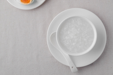 麻布桌上的早餐白粥