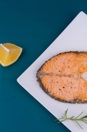 方盘子里放着煎好的鳕鱼排