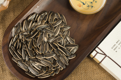 装在盘子里散落的葵花瓜子