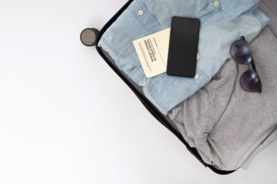 打开的行李箱，灰色背景