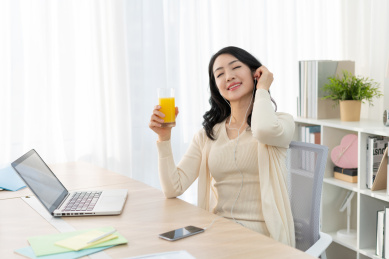 年轻女子休闲办公