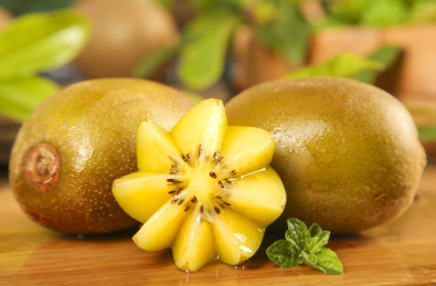 木底上放着黄心猕猴桃和猕猴桃果肉