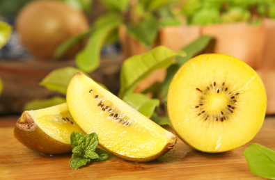 木底上放着黄心猕猴桃和猕猴桃果肉