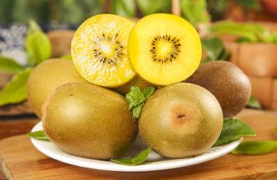 木底上放着一盘黄心猕猴桃