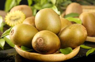 黑底上放着一盘新鲜猕猴桃