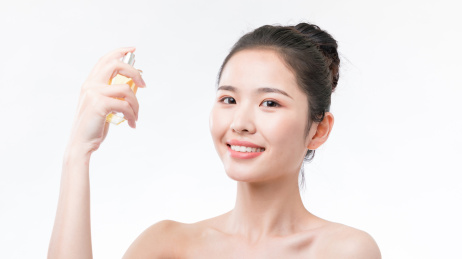 亚洲女性使用香水