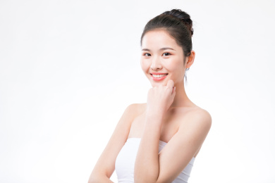 医护人员示范戴口罩