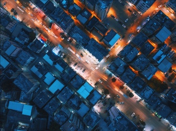 中国广东省深圳市坪山区城中村夜景