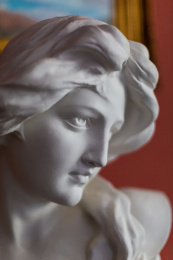 红色背景上的古希腊雕塑琴女梦神摩耳甫斯