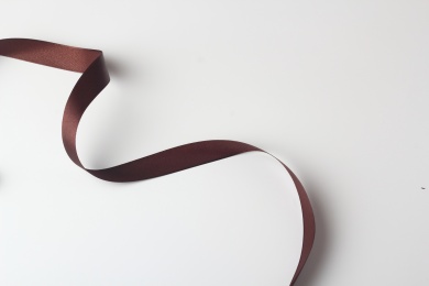 卷曲的咖啡色绸带