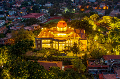 航拍厦门鼓浪屿夜晚的八卦楼