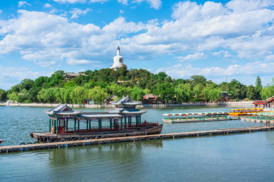 北京北海公园琼岛白塔及湖中的游船