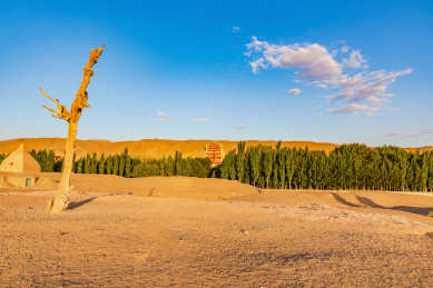 中国甘肃酒泉敦煌莫高窟九层楼远景全景