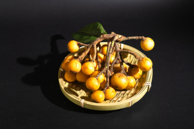 黑背景放着的枇杷特写